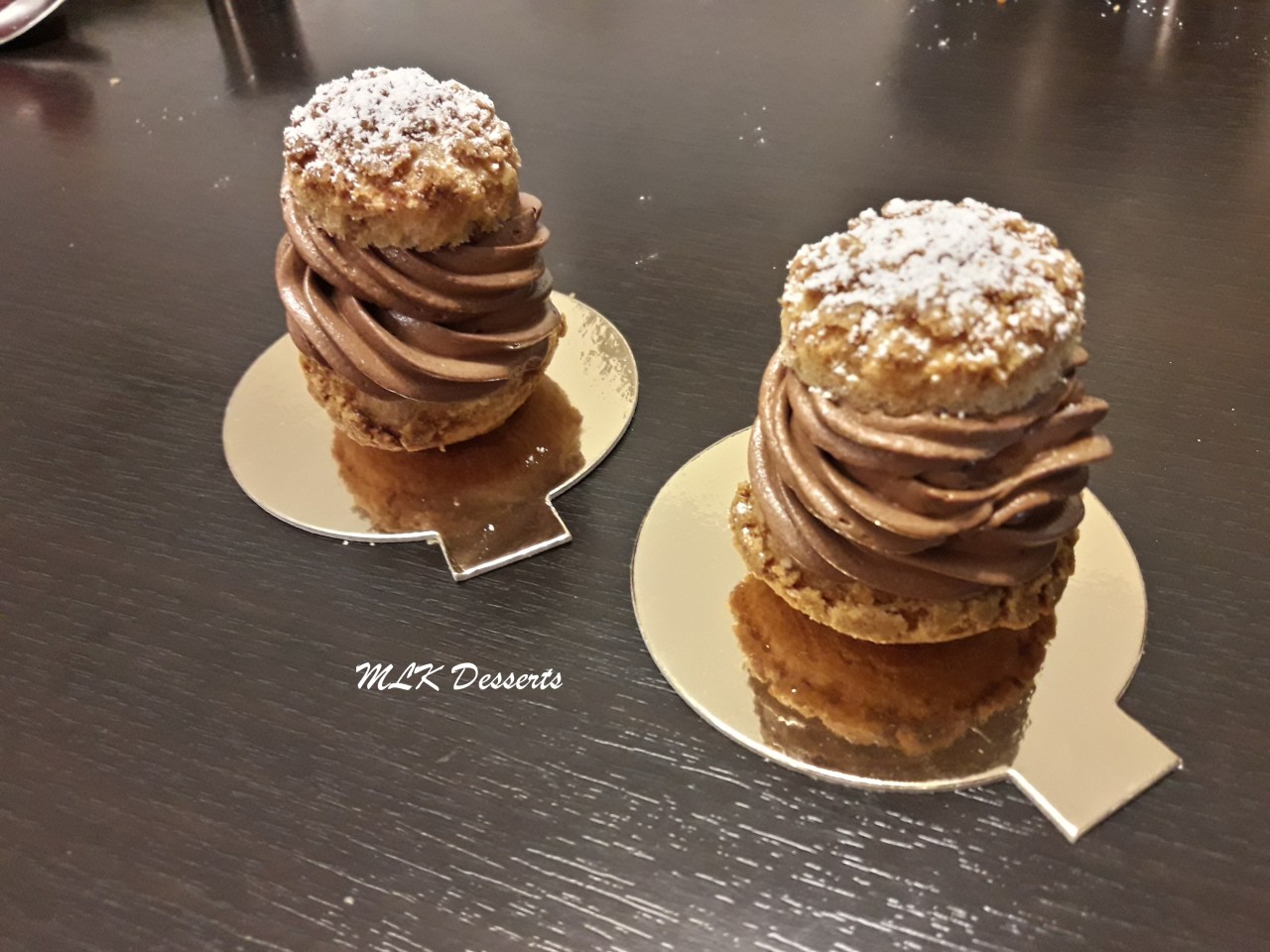 Choux crémeux chocolat noir et framboise fraîche et coulis