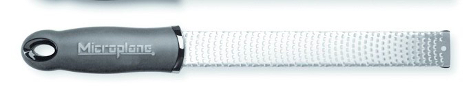 Style de râpe que j'utilise pour le lissage du chocolat et également pour le rebord de pâte sucrée ou autres pour avoir un rendu bien propre