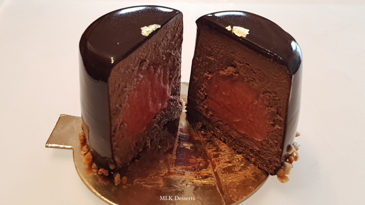 Entremet individuel mousse chocolat noir et insert confit&nbsp;fraise/rhubarbe