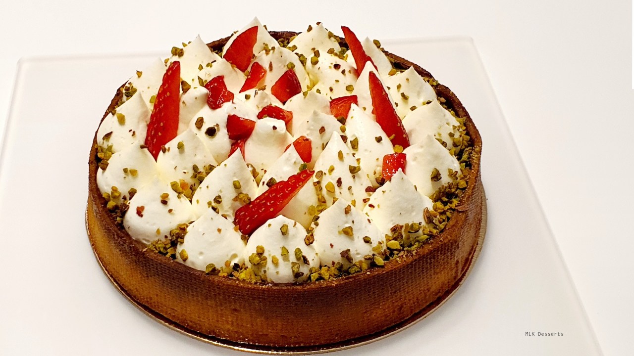 Tarte fraises rhubarbe et ganache ivoire&nbsp;pistache